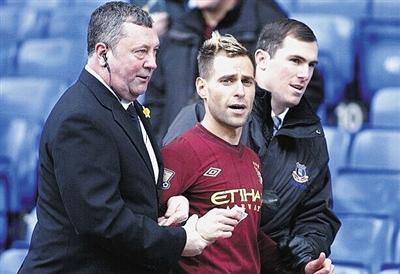 再以一脚长 再以一脚长